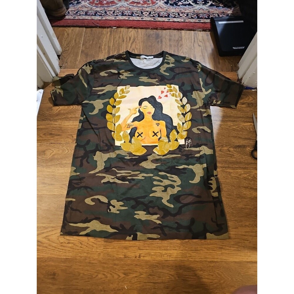 Sue Tsai T Shirt Mens Size Large Camo Topless Woman Short Sleeve Streetwear
